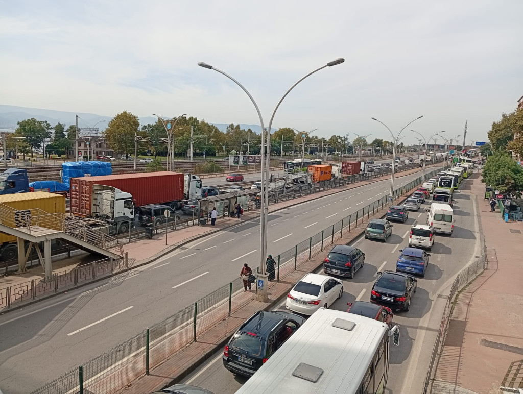 TEM yetişmedi, İzmit’te trafik kilitlendi!