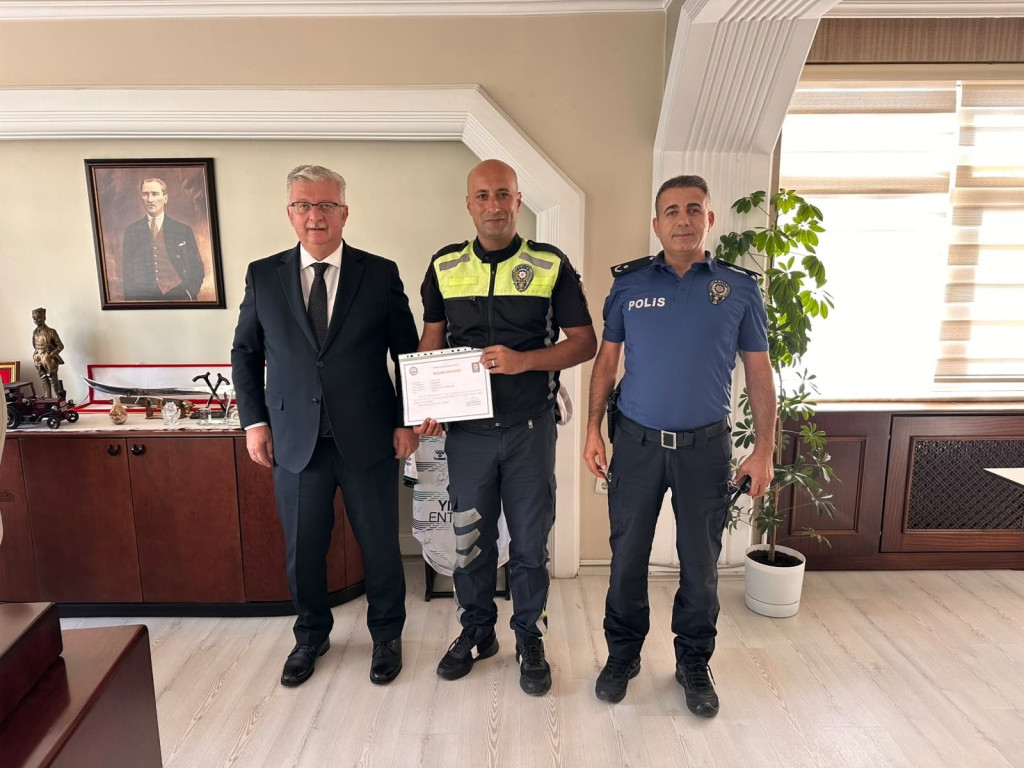 Kalp krizi geçiren vatandaşı hayata döndüren polis memuru!