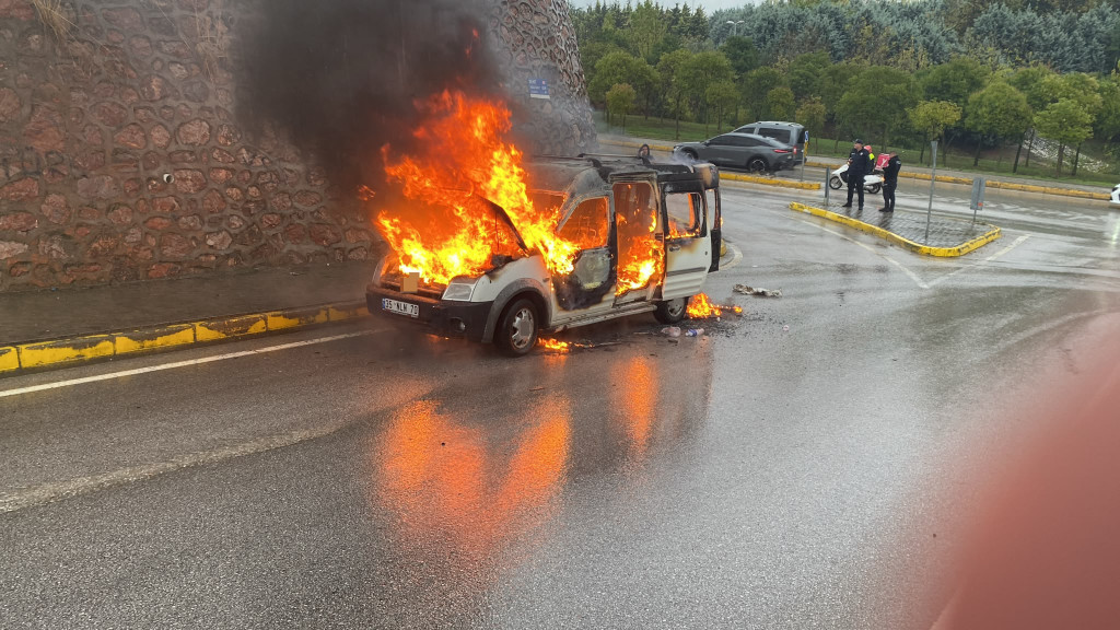 Kocaeli'de seyir halindeki araç alevlere teslim oldu