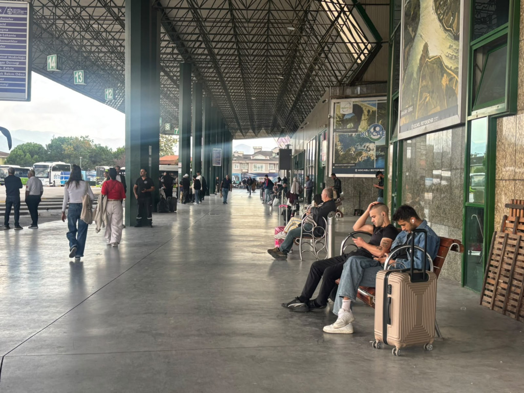 İzmit Otogarı üniversitelilerle doldu