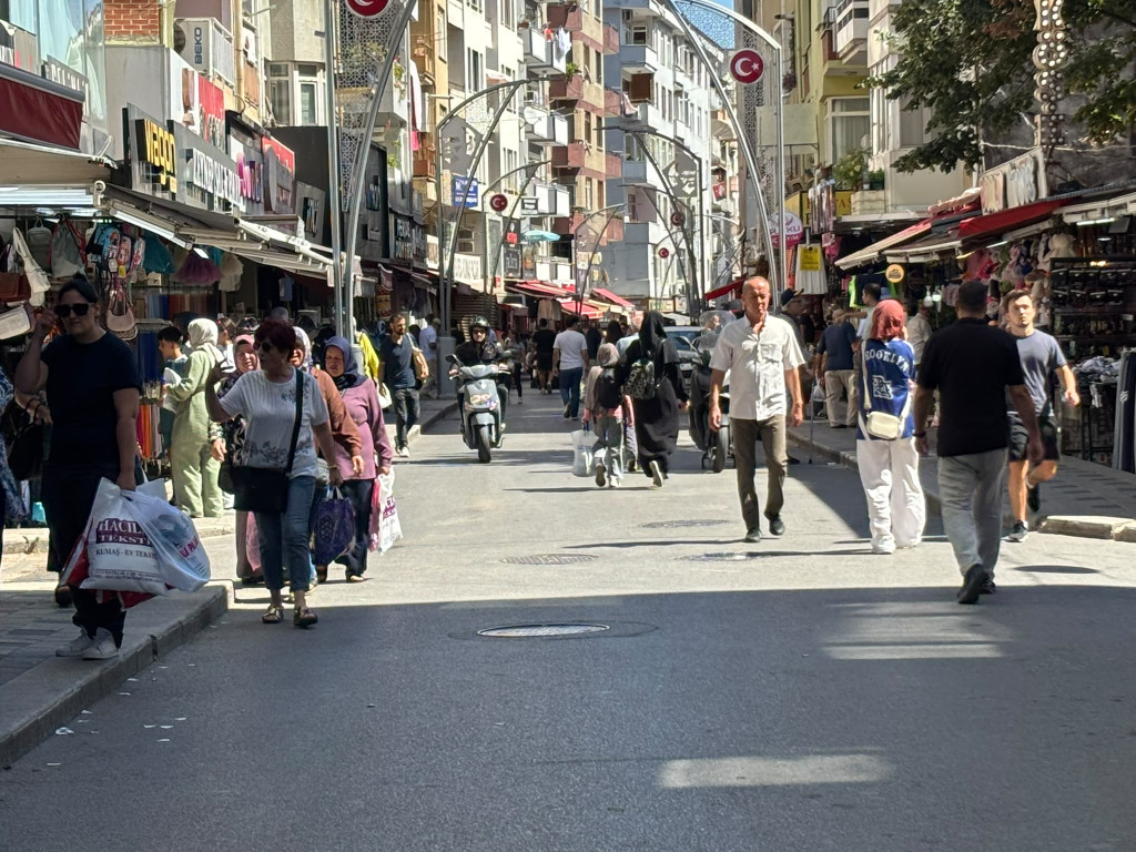 Çarşıda aileler okul hazırlığında