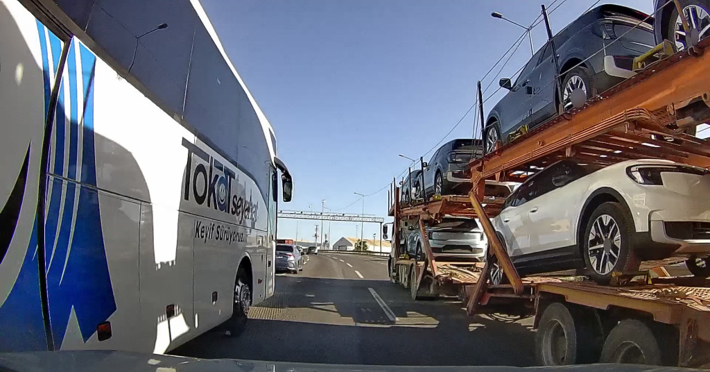 Kocaeli'de korkutan anlar! Yolcu otobüsü otomobili sıkıştırdı