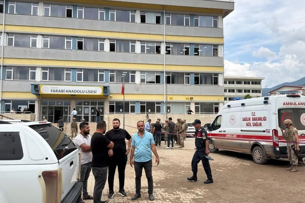 Okul bahçesinde silahlı saldırı! Öğretmen öldürüldü