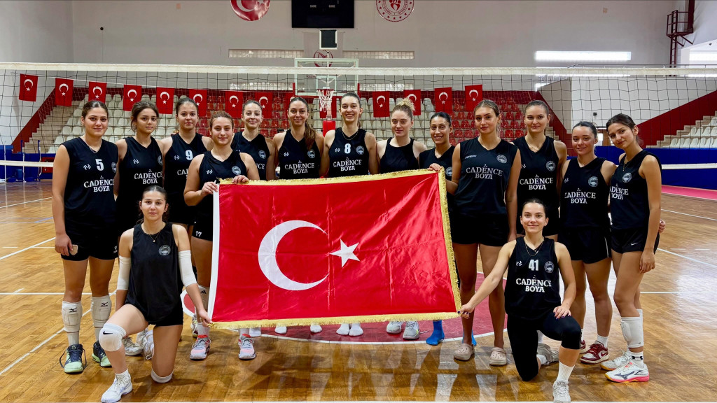 İhsaniyesporlu kızlardan Zafer Bayramı kutlaması