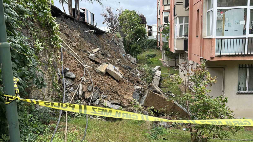Korkutan anlar: istinat duvarı yıkıldı