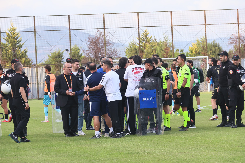 Gölcükspor evinde şok puan kaybı