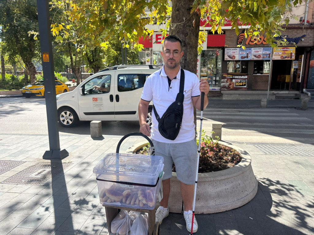 İzmit’in göbeğinde görme engelli Serkan’ın alın teri!