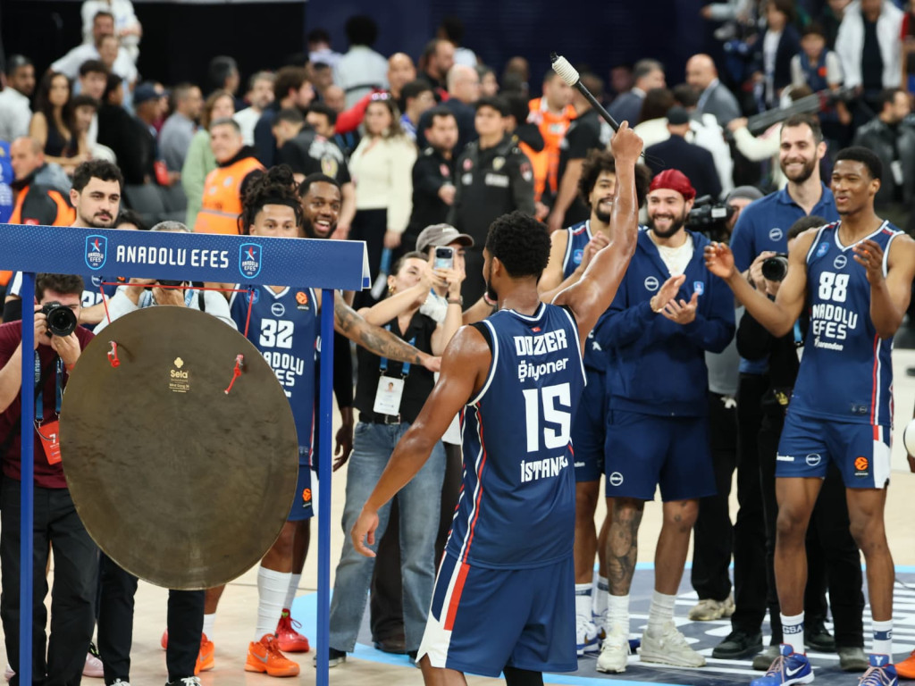 Anadolu efes, Real Madrid'i devirdi