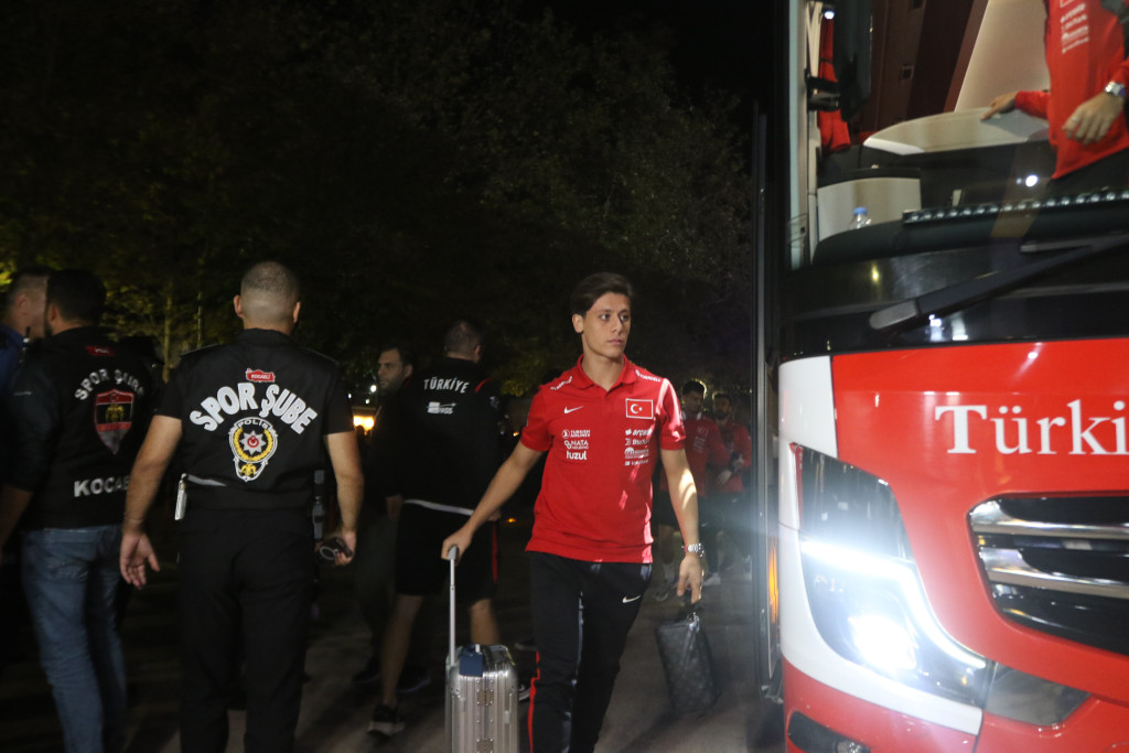 A Milli Futbol Takımı'nı yüzlerce taraftar karşıladı