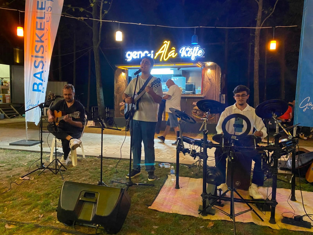 Başiskele Sahili’nde genç müzisyenlerden pazar konseri