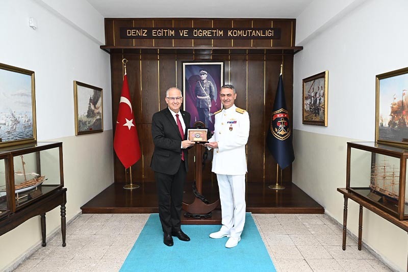 Rektör Cantürk, İzmitli Tümamiral Darcan’ı ziyaret etti