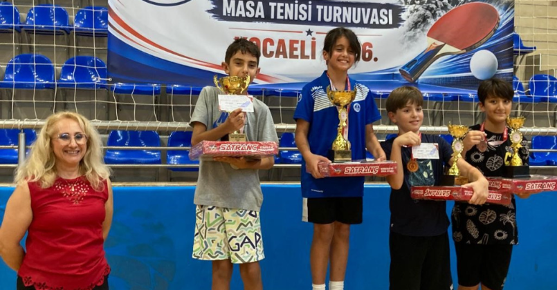 Masa tenisinde minikler şov vardı