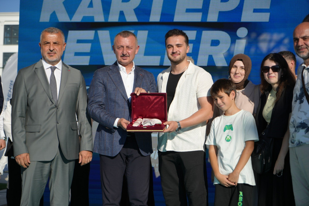 Kartepe Kent Konut Evleri’nde 144 hak sahibine anahtar teslim edildi