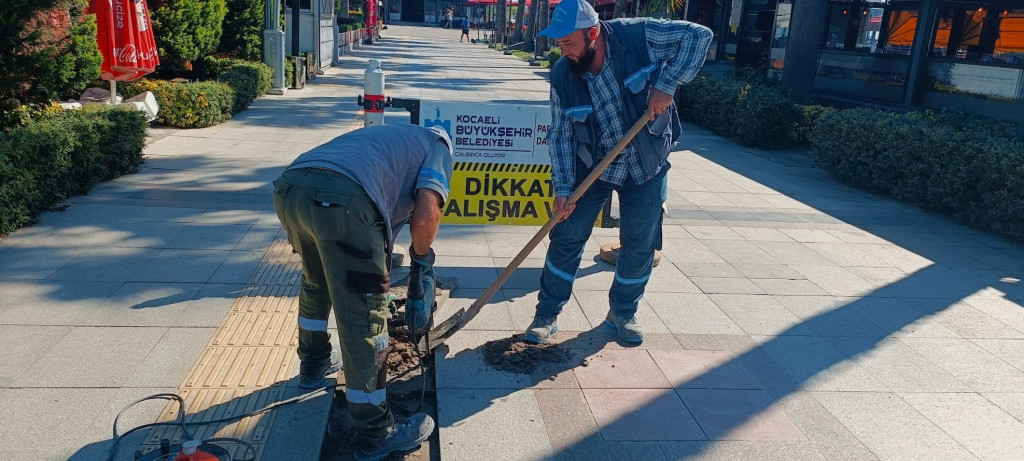 İzmit'te yürüyüş yolları onarılıyor