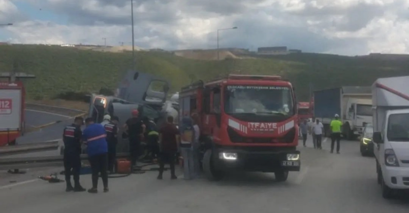 Feci kazada sürücü araçta sıkıştı!