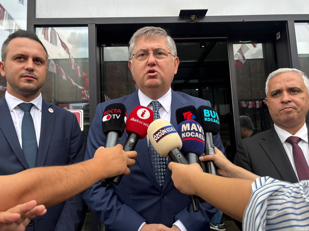 Harun Yıldızlı eşiyle oy kullandı: Üyelerle tek tek selamlaştı