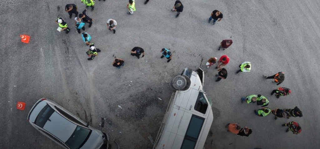 İşçi servisi ile otomobil çarpıştı: 14 yaralı