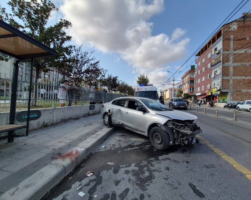 Otomobil yayalara çarptı!