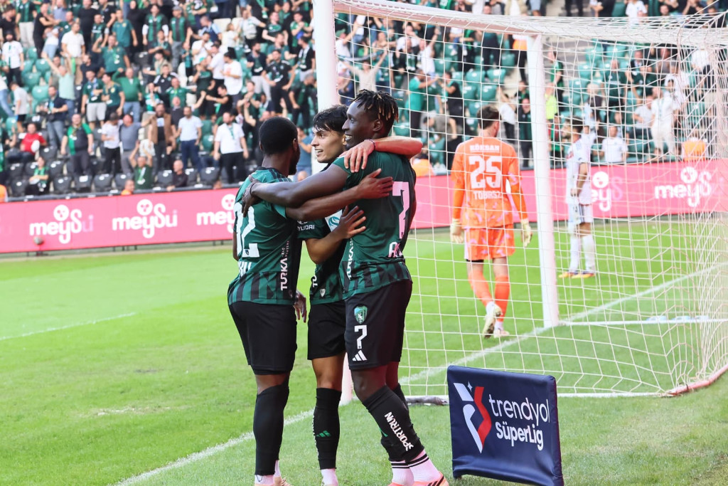 Agyei, tavanın tozunu aldı! İnanılmaz gol!