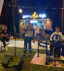 Başiskele Sahili’nde genç müzisyenlerden pazar konseri