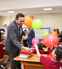 Başiskele'de miniklere kırtasiye hediyesi