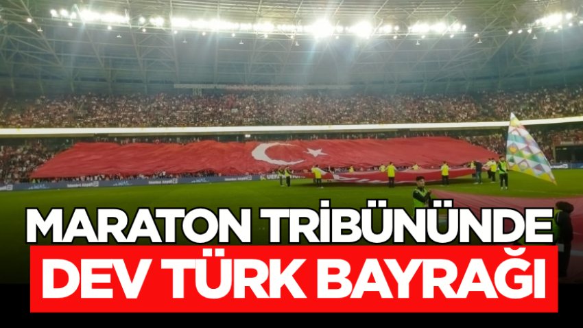 Maraton Tribününde dev Türk bayrağı 