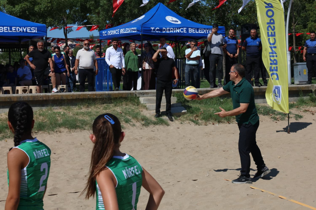 Plaj voleybolu heyecanı Derince’de yaşanıyor