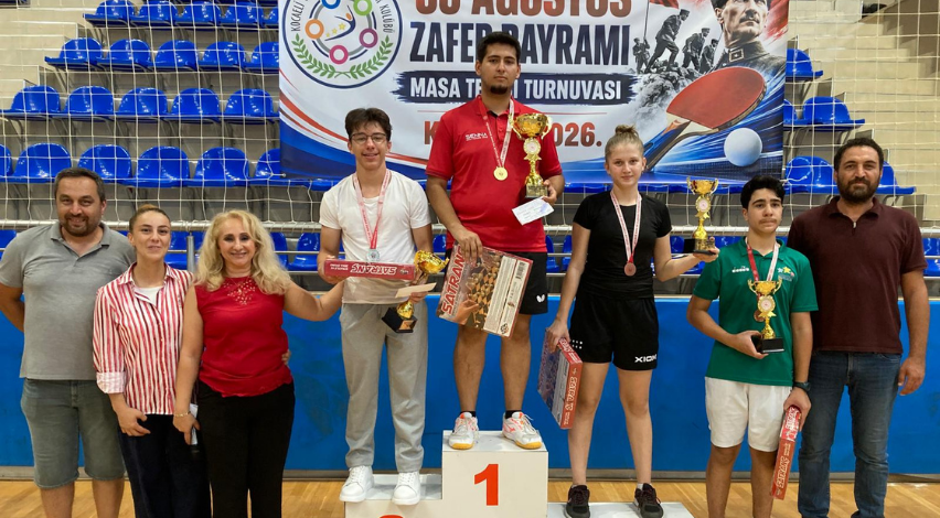 Masa Tenisinde gençlerin Zafer Bayramı coşkusu