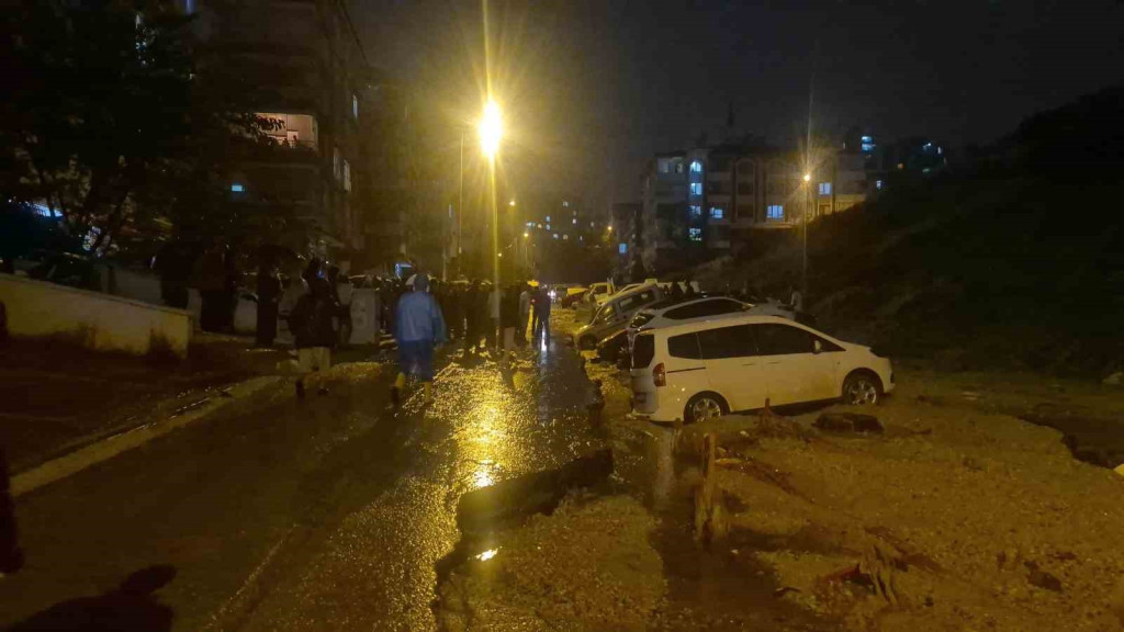 Yol çöktü, onlarca araç mahsur kaldı
