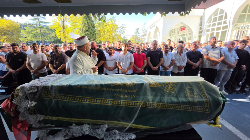 Yolun karşısına geçmek isterken canından oldu! Genç kız son yolculuğuna uğurlandı