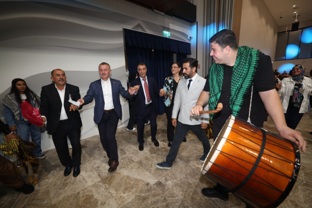 Büyükakın halayda vatandaşlarla buluştu