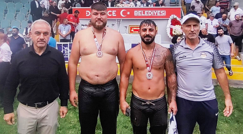 Körfezli pehlivanlar İshakçılar’da kürsüye çıktı