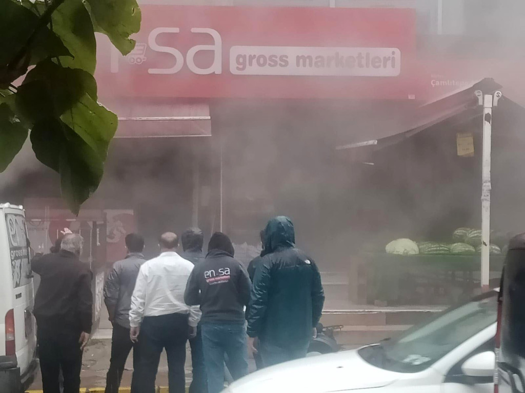 Körfez'de marketin deposu alev alev yandı
