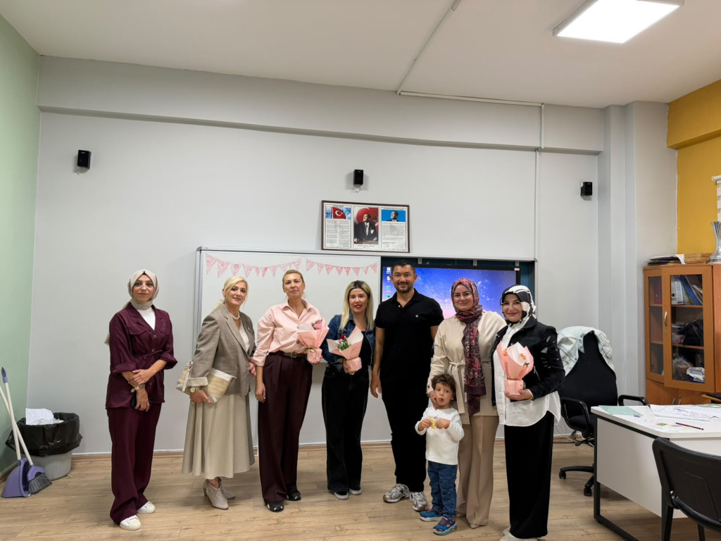 Ak Parti İzmit İlçe Kadın Kolları'ndan eğitim camiasına ziyaret