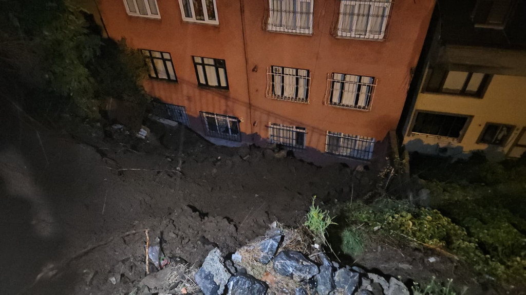 Yağmur sonrası toprak kaydı: 25 kişi tahliye edildi