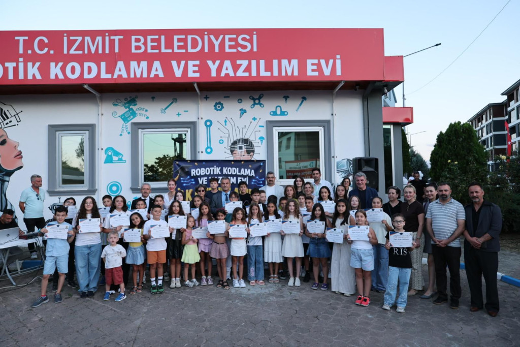 Robotik Kodlama ve Yazılım Evi ilk mezunlarını verdi