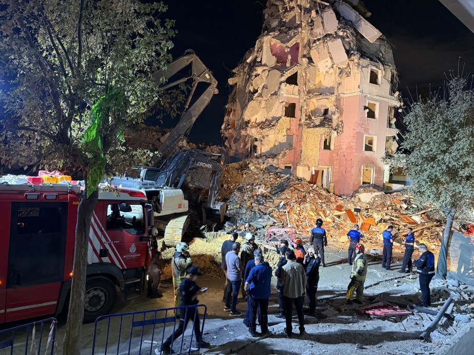 Kentsel dönüşümdeki bina çöktü: 2 kişi yaralandı