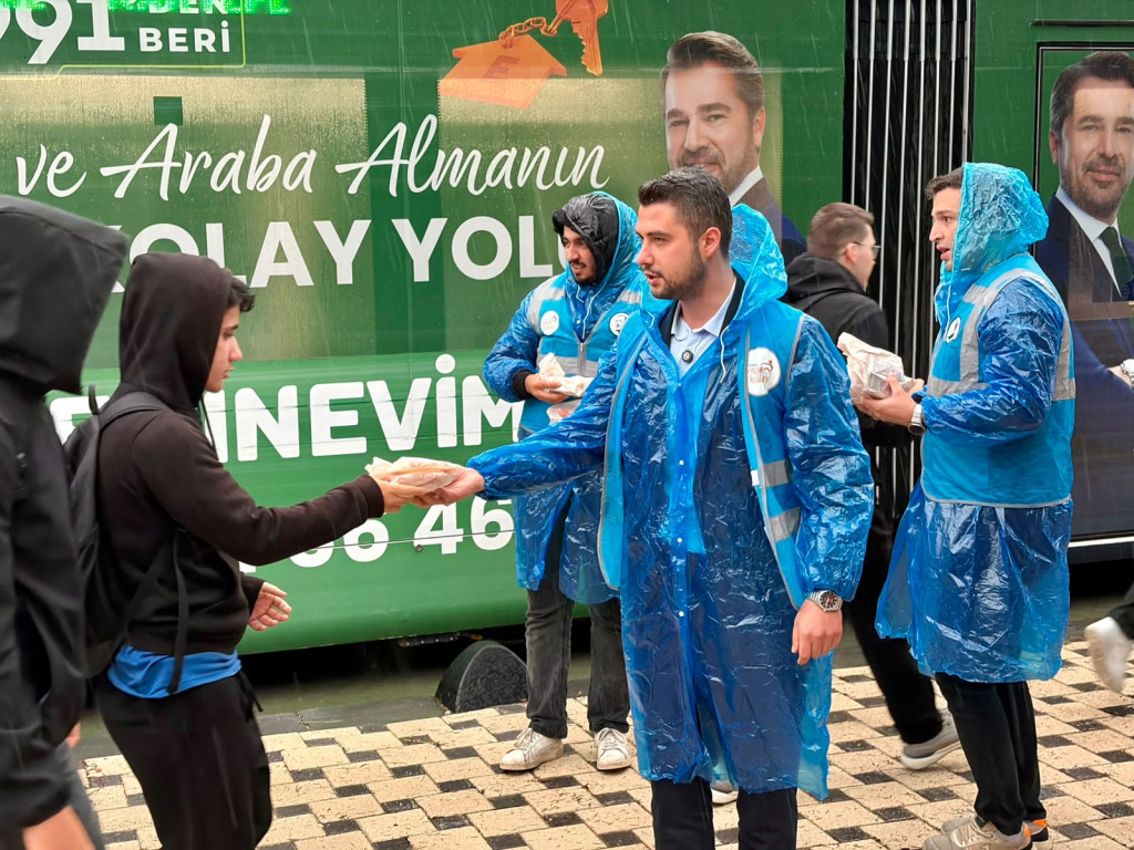 İzmit’te AK Gençlik yağmur çamur dinlemiyor