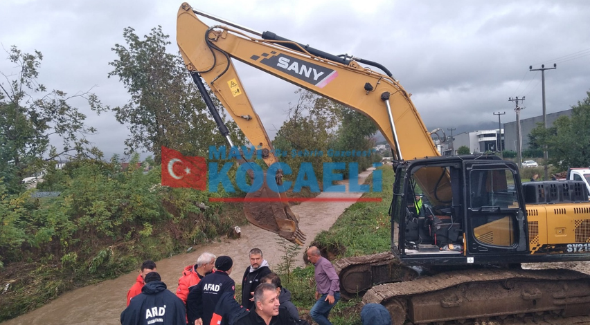 Sele kapılan muhtarın arabası derede bulundu! Kendisi nerede?