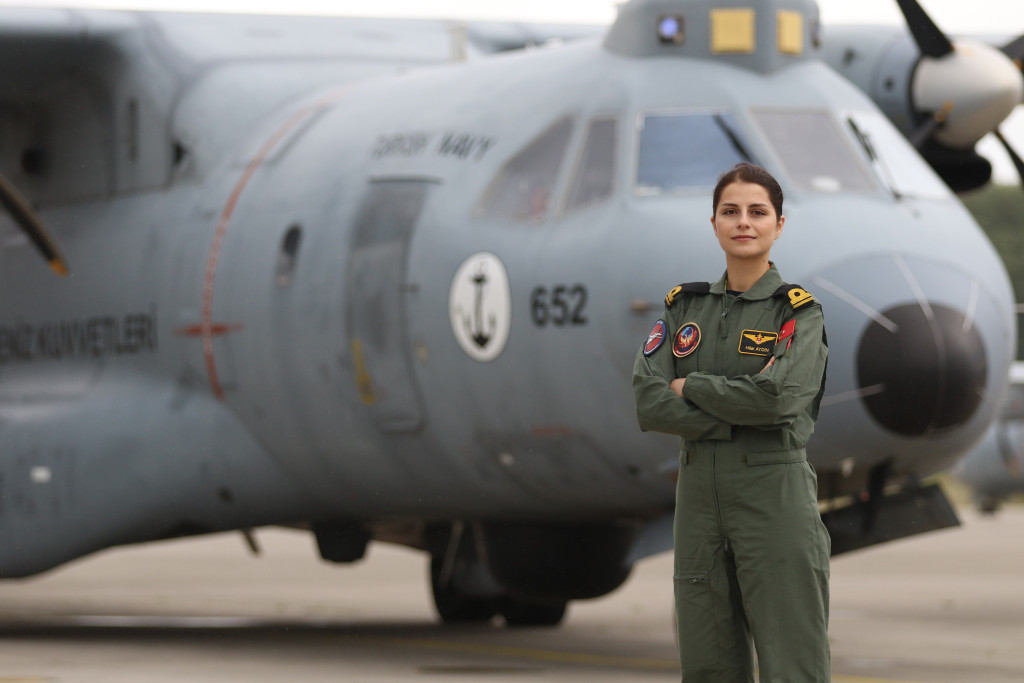 Deniz Kuvvetleri'nde bir ilk: İlk kadın uçak pilotu göreve başladı