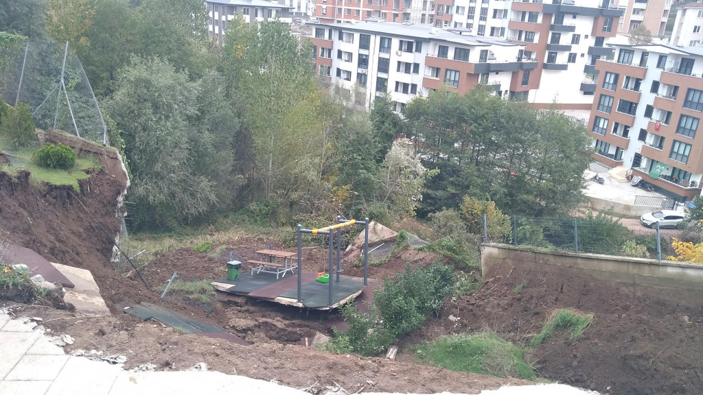 Kocaeli'de çocuk parkı çöktü!