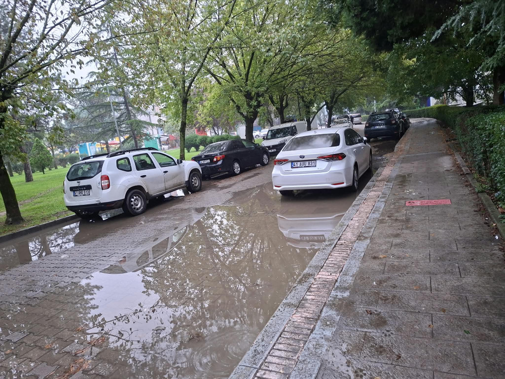 İzmit’te yağmur sonrası ortaya çıkan manzara!