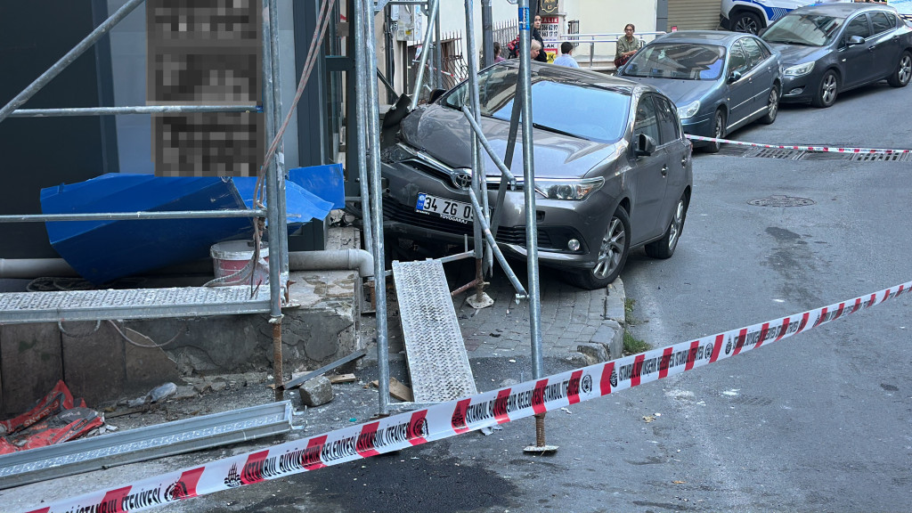 Kontrolden çıkan araç yayaya çarptı!