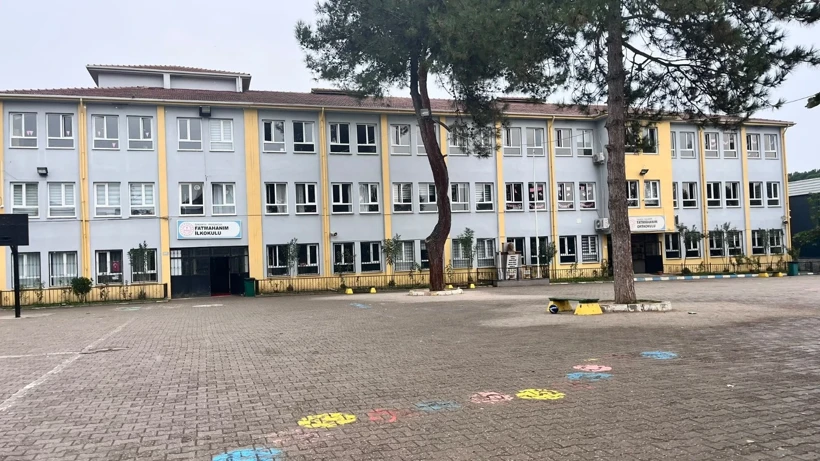 Okulda öğrencileri ayıran hizmetliye saldırdılar