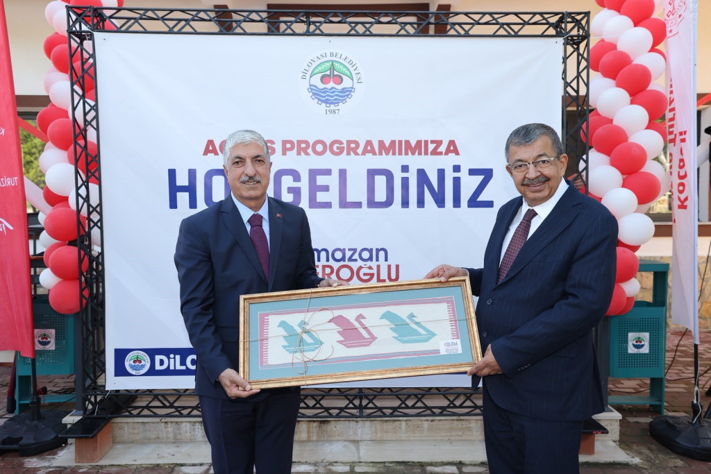 Hayati İnanç, Dilovası'nda kütüphane açılışına katıldı
