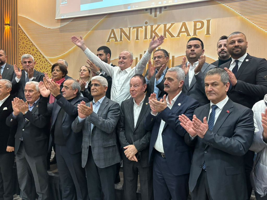 Sahnede birlik fotoğrafı verildi!