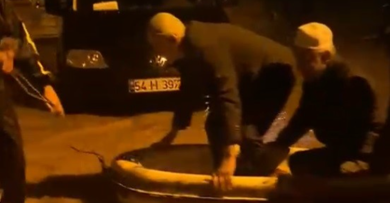 Namaz sonrası camide mahsur kaldılar!