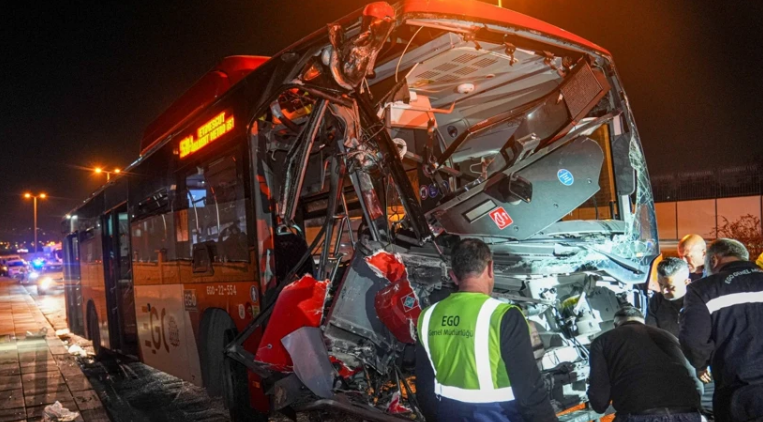 Otobüs üst geçide çarptı!