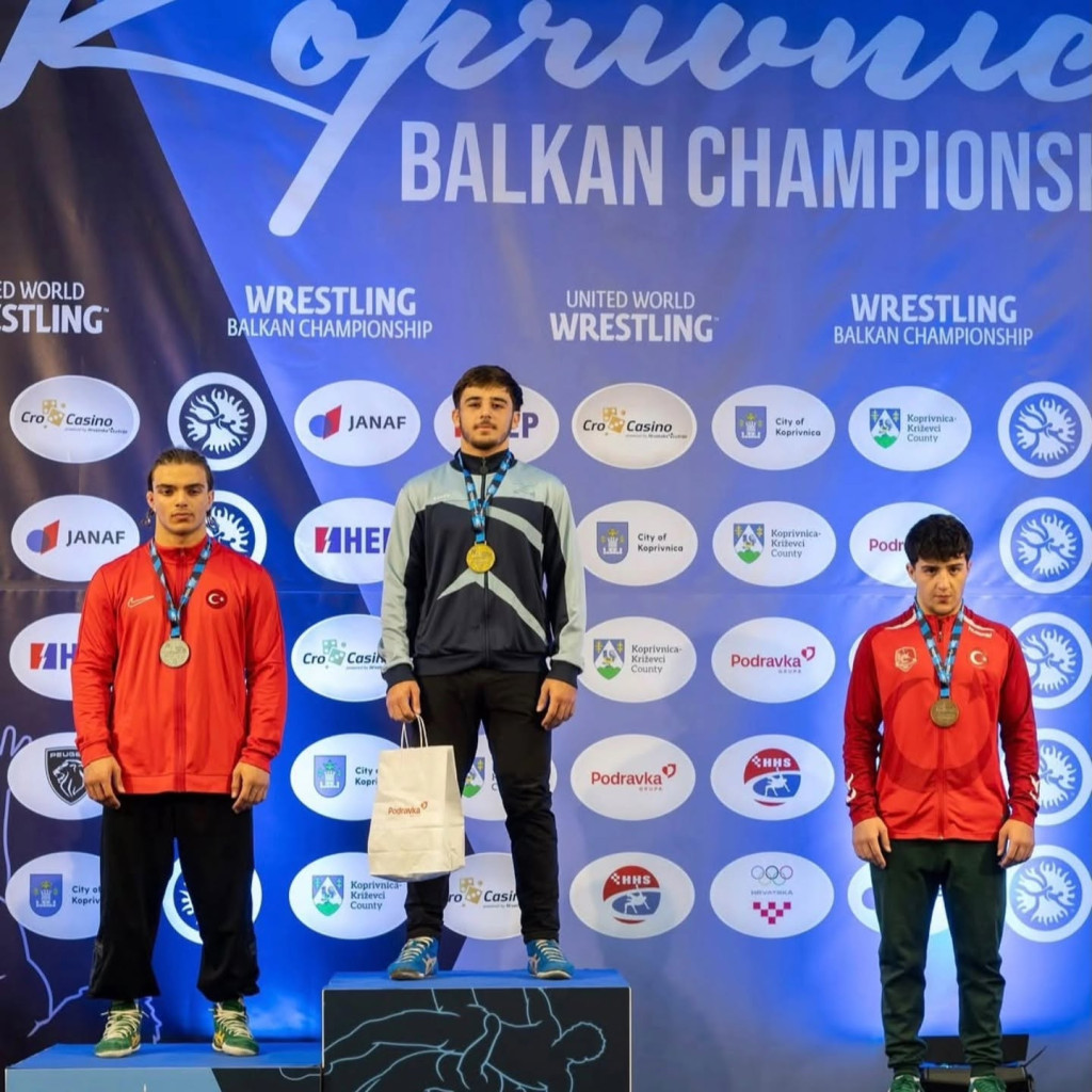 Kağıtsporlu güreşçiler Balkanlardan 4 madalya ile döndü