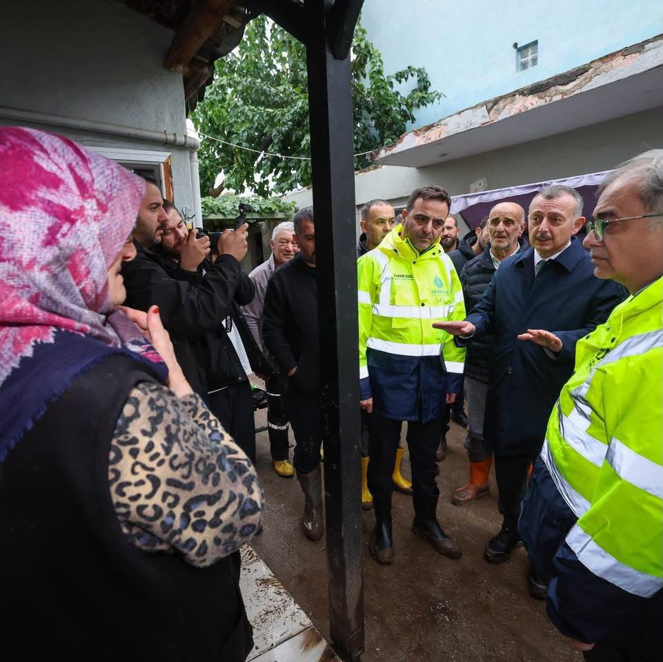Büyükakın ile sel mağduru arasında duygulandıran konuşma:“Sen merak etme,biz buradayız”
